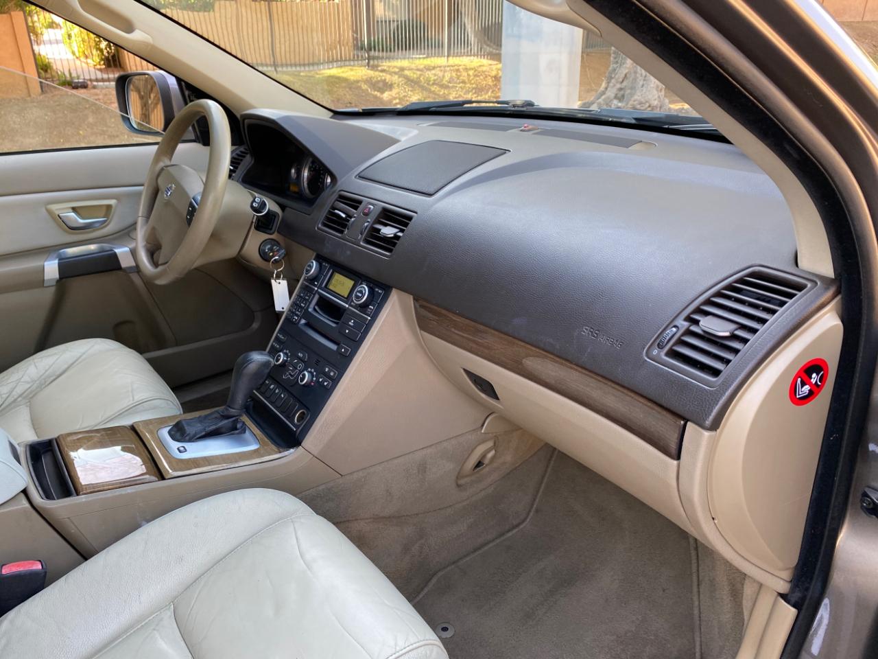 Volvo XC90 FWD 4dr I6 2011