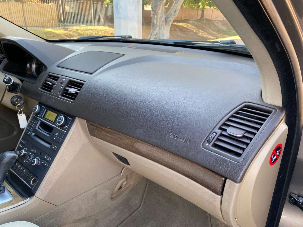 Volvo XC90 FWD 4dr I6 2011