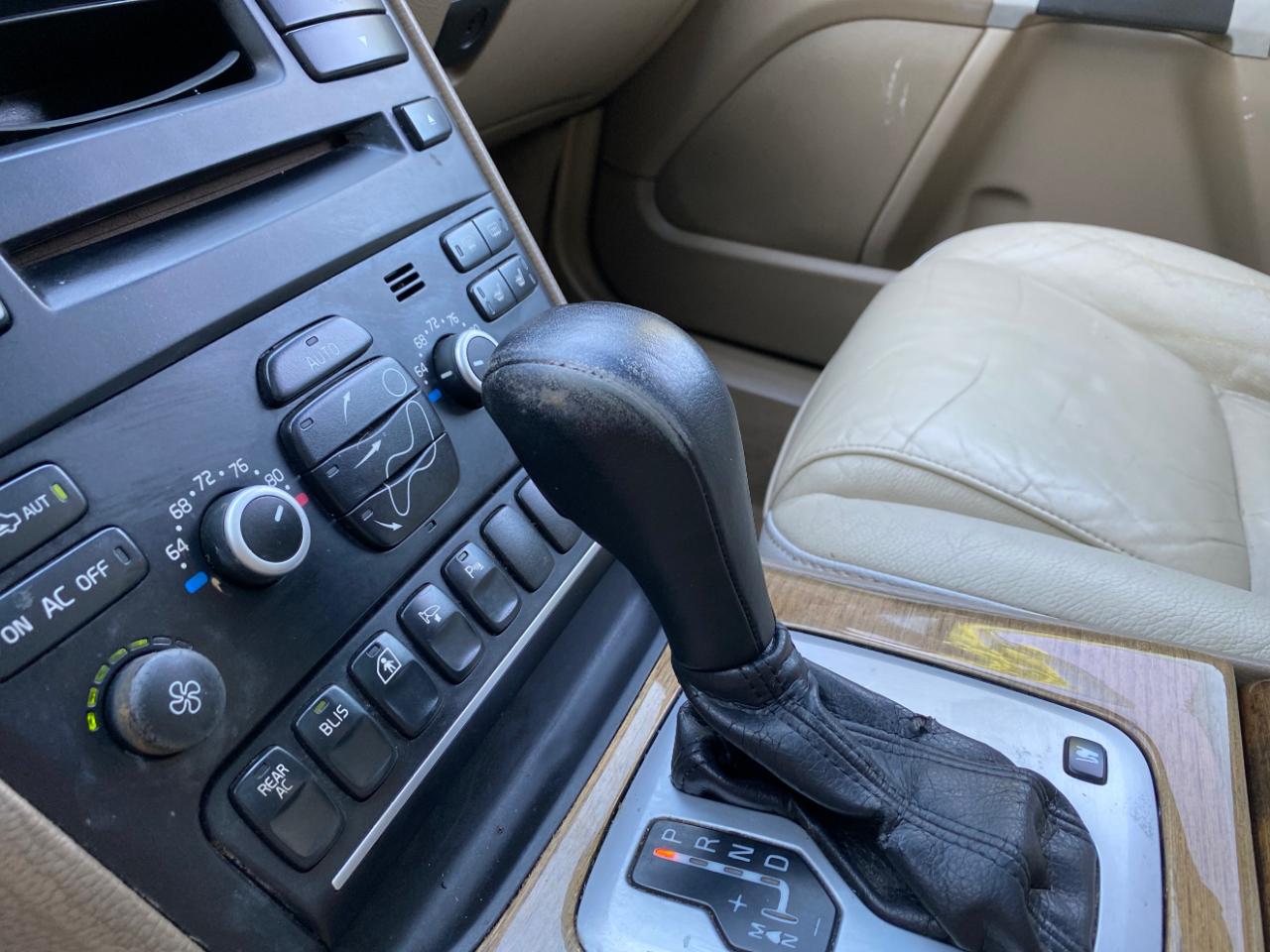 Volvo XC90 FWD 4dr I6 2011