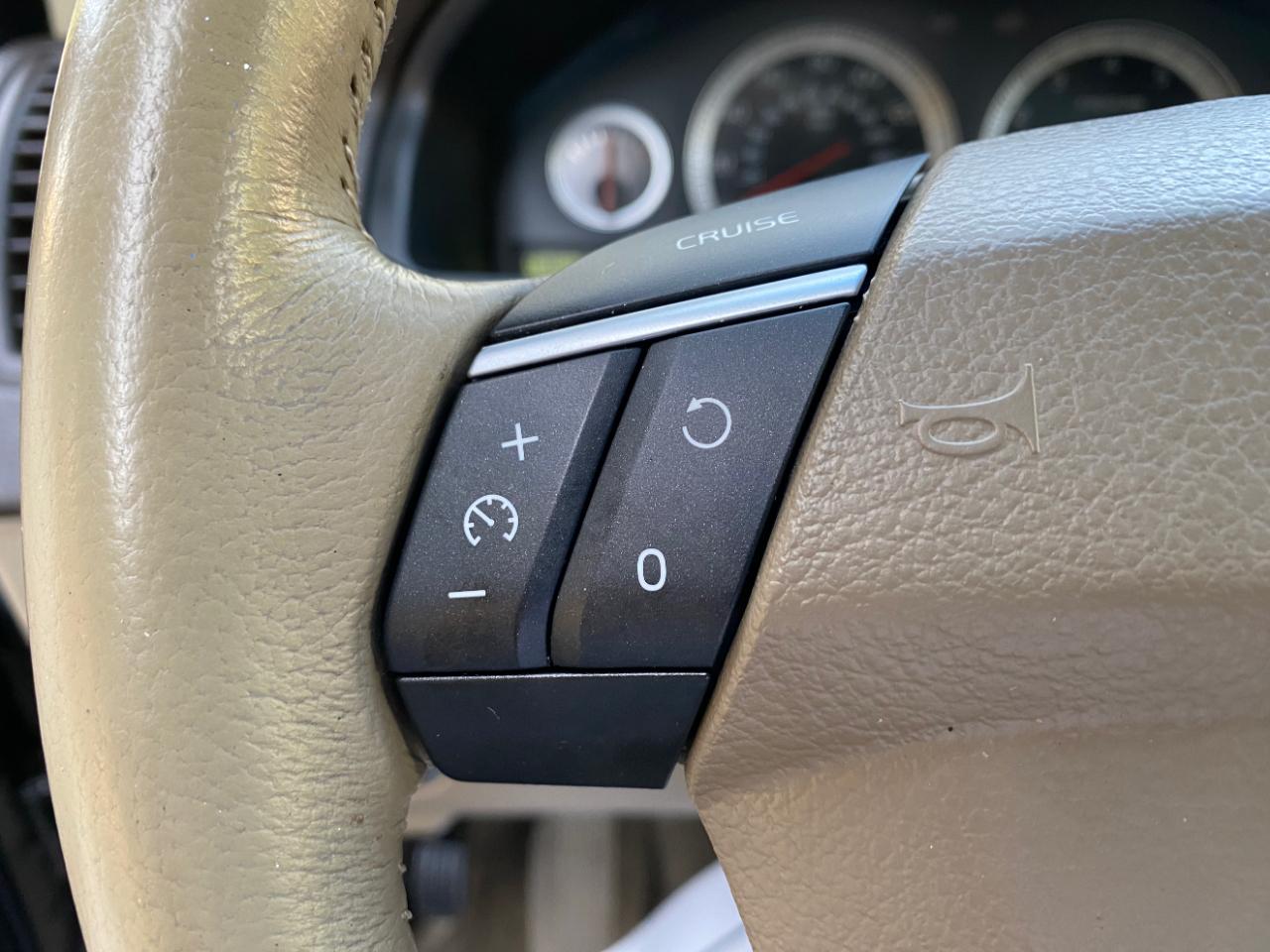 Volvo XC90 FWD 4dr I6 2011