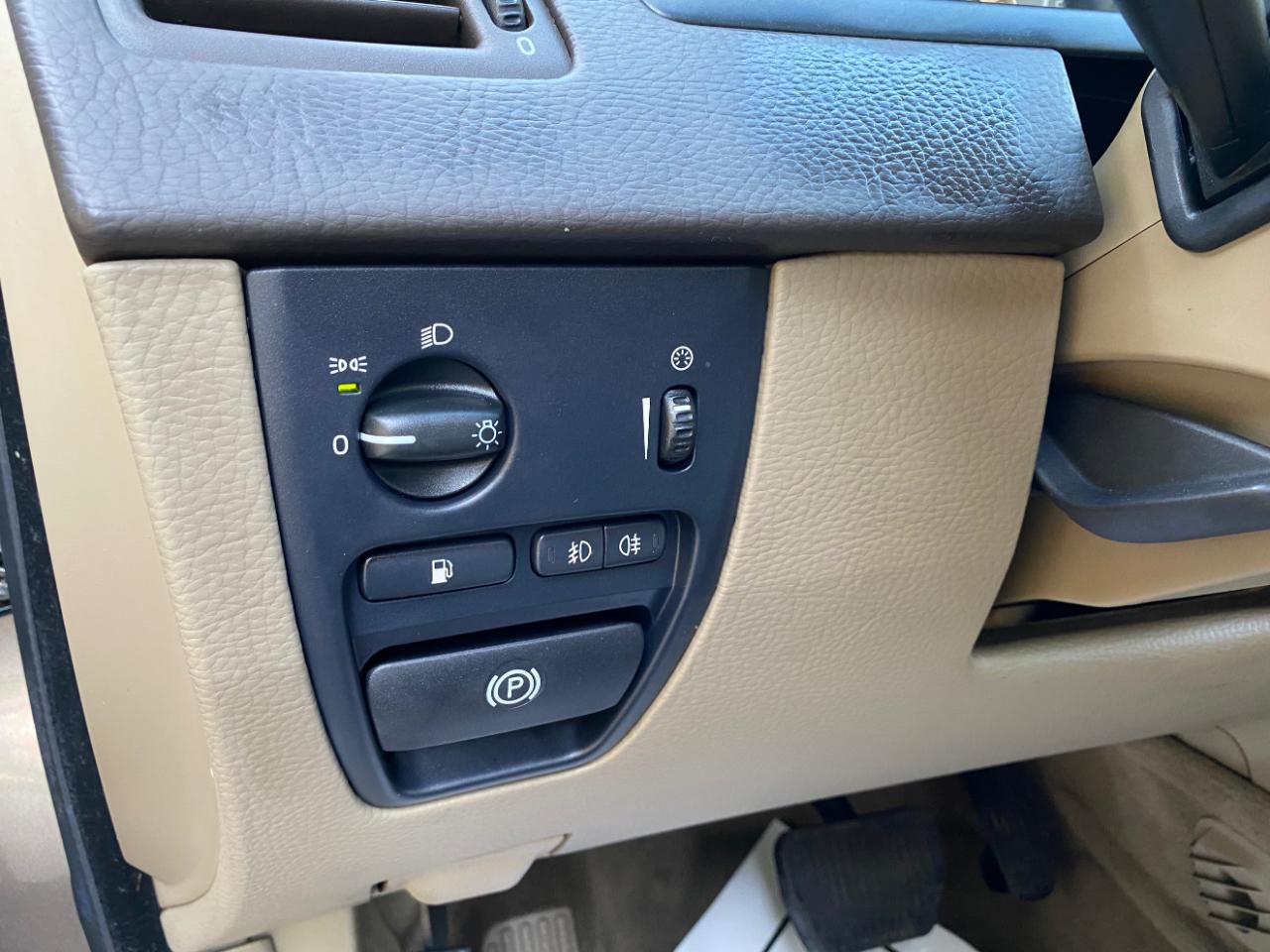 Volvo XC90 FWD 4dr I6 2011