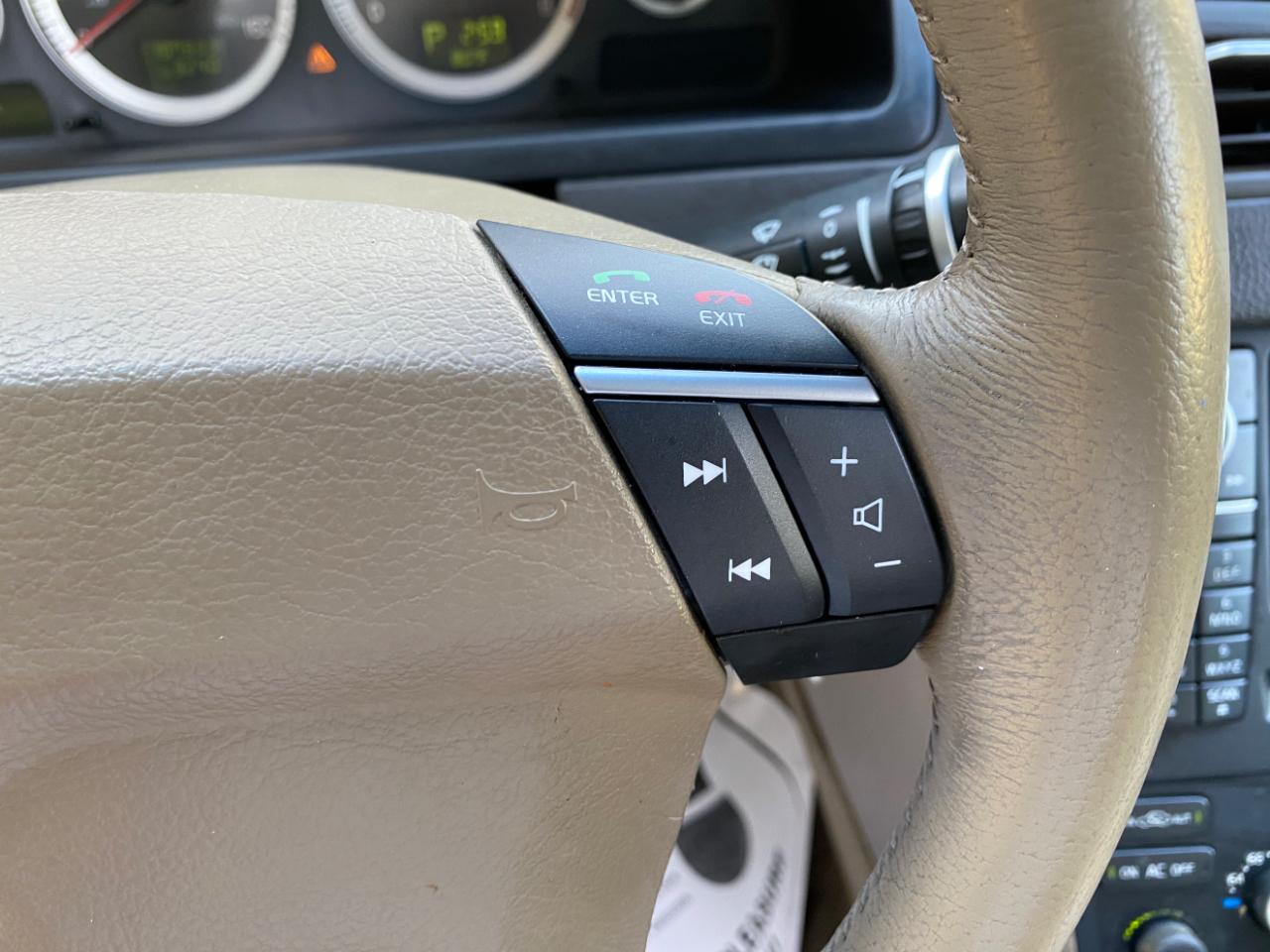 Volvo XC90 FWD 4dr I6 2011