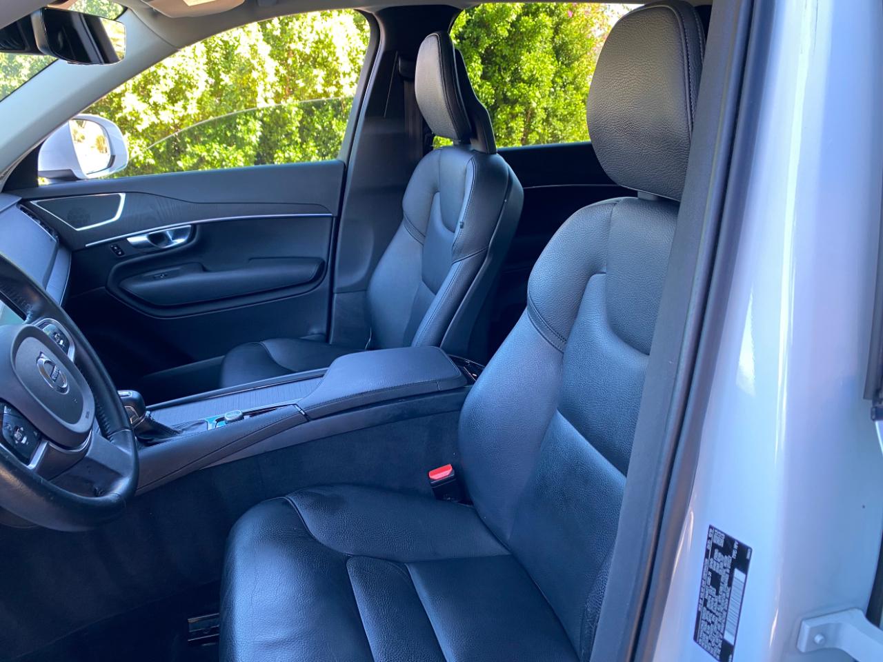 Volvo XC90 T6 AWD Momentum 6 Passenger 2020