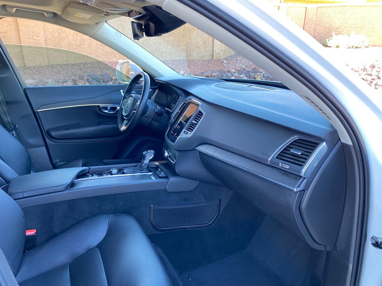 Volvo XC90 T6 AWD Momentum 6 Passenger 2020