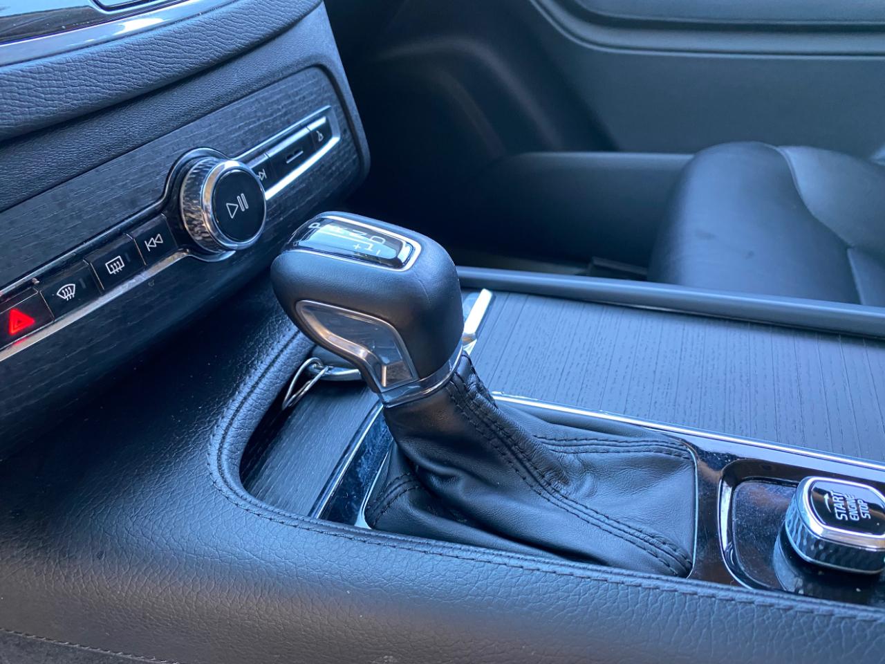 Volvo XC90 T6 AWD Momentum 6 Passenger 2020