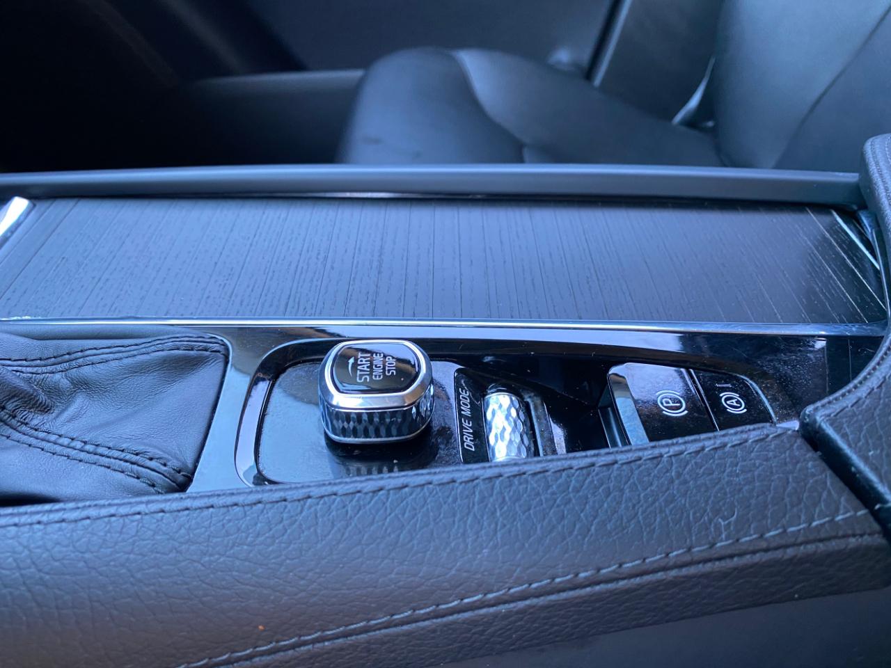 Volvo XC90 T6 AWD Momentum 6 Passenger 2020