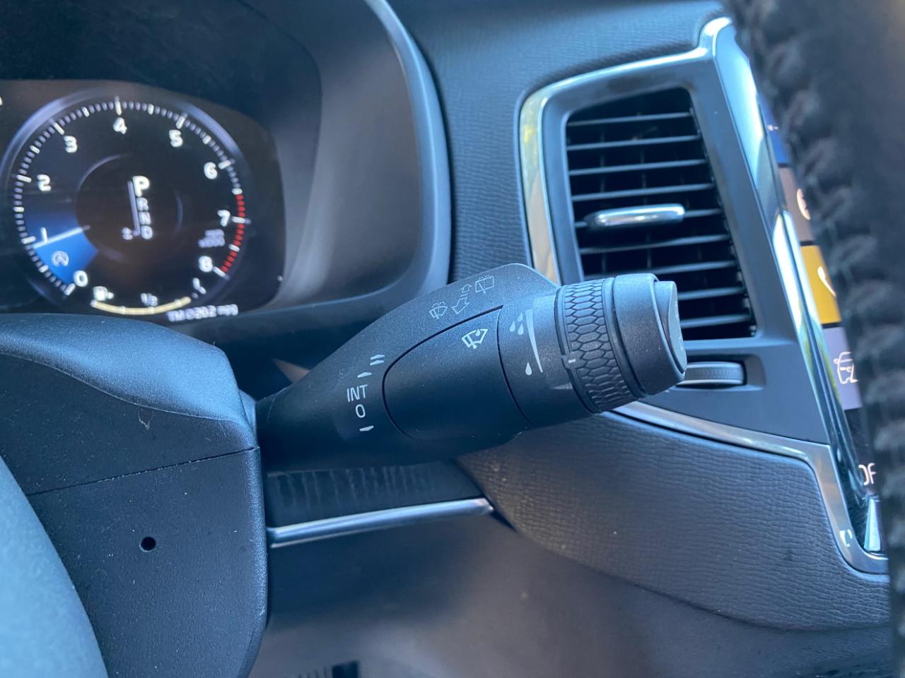 Volvo XC90 T6 AWD Momentum 6 Passenger 2020