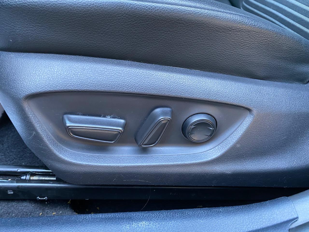 Toyota Camry SE Auto (Natl) 2020