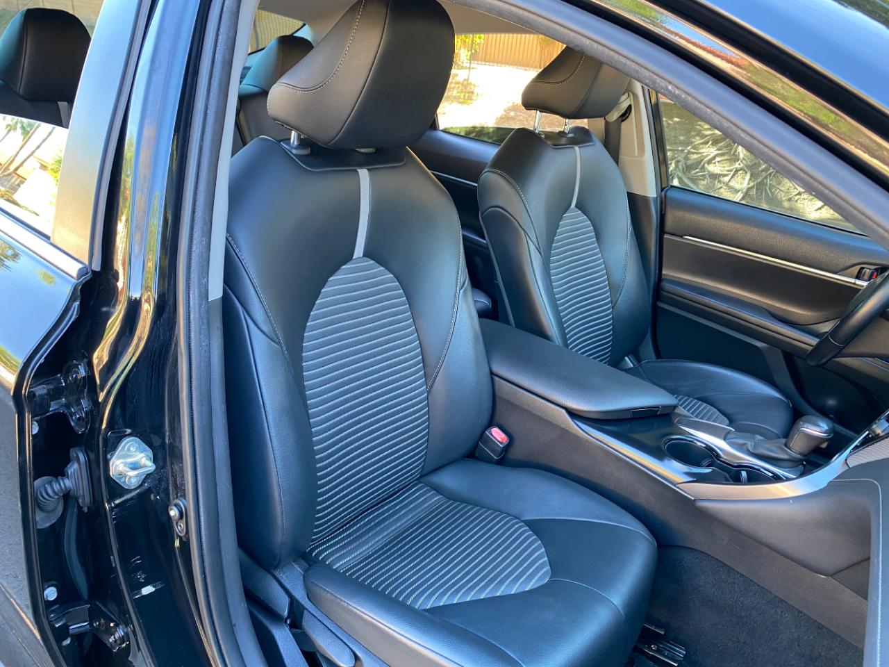 Toyota Camry SE Auto (Natl) 2020