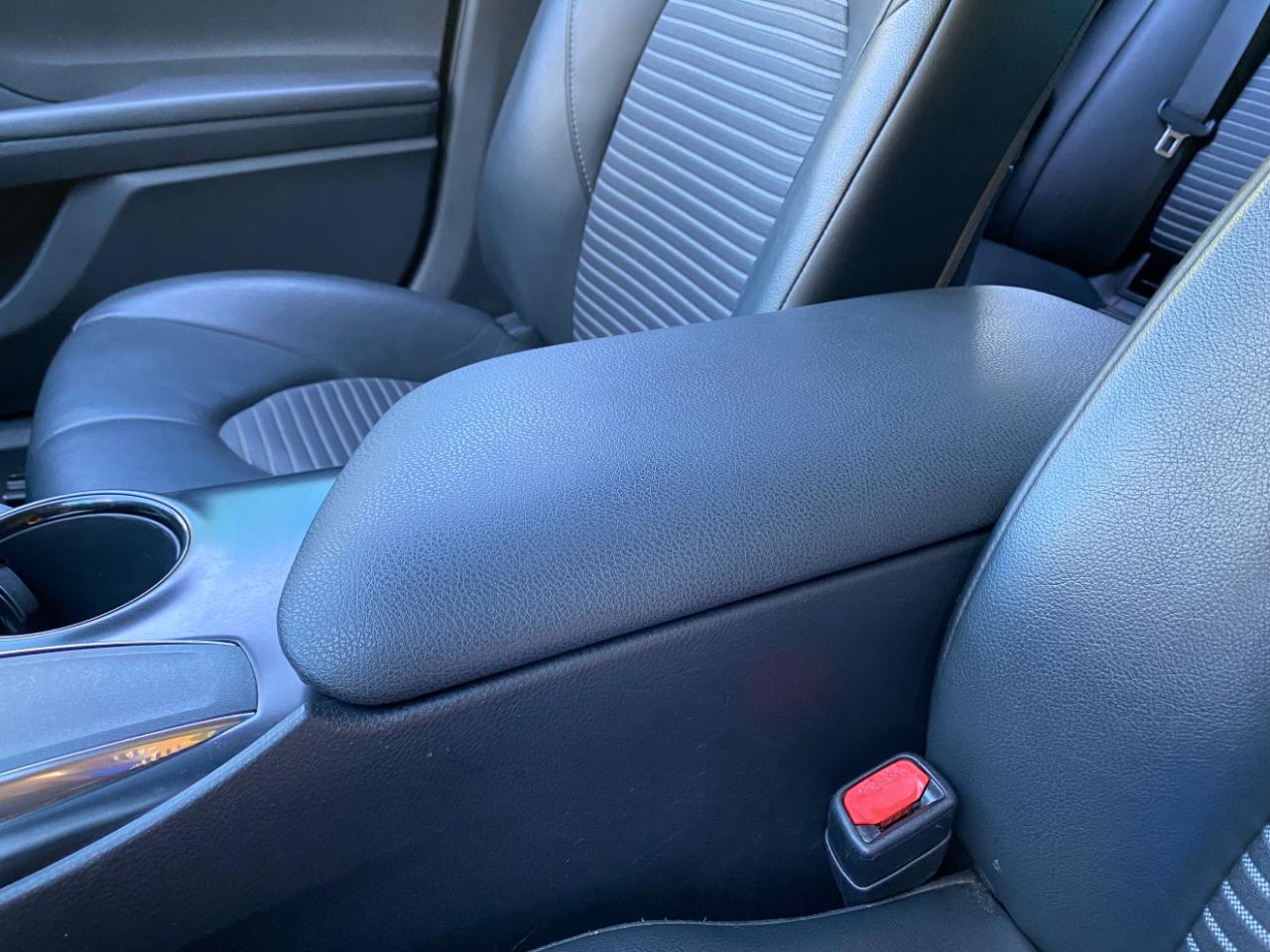 Toyota Camry SE Auto (Natl) 2020