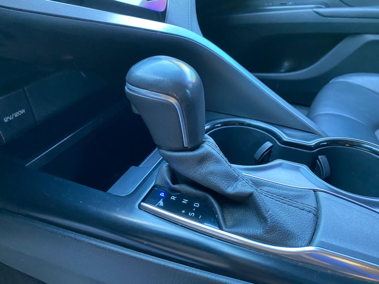 Toyota Camry SE Auto (Natl) 2020