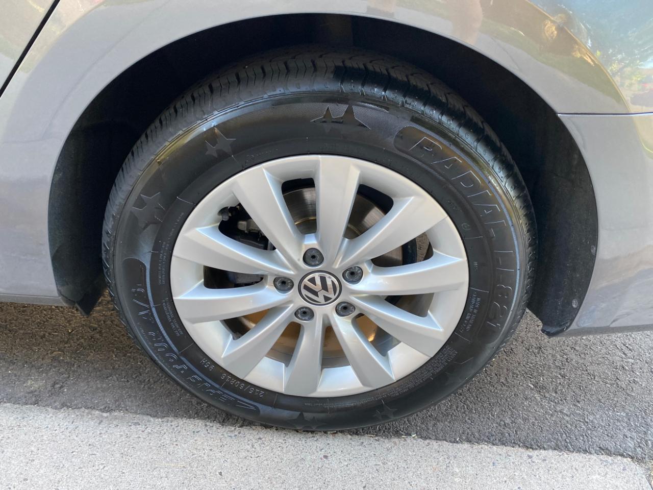 Volkswagen Passat 4dr Sdn 2.5L Auto S PZEV 2012