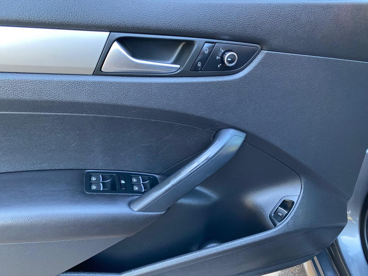 Volkswagen Passat 4dr Sdn 2.5L Auto S PZEV 2012