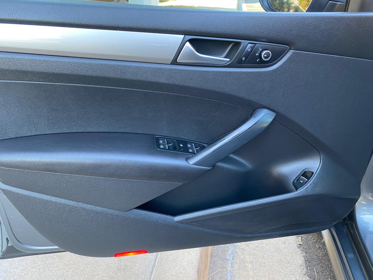 Volkswagen Passat 4dr Sdn 2.5L Auto S PZEV 2012