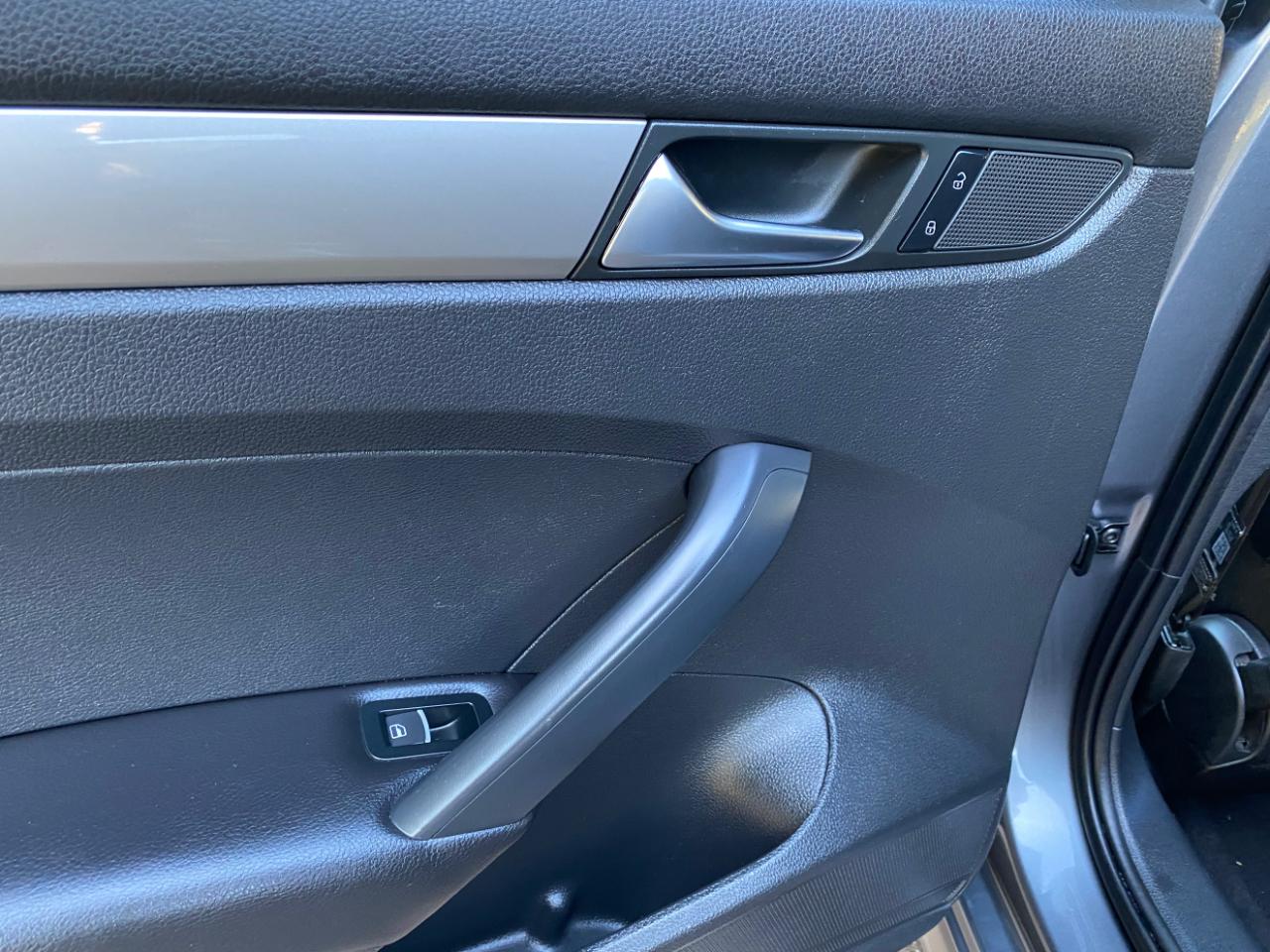 Volkswagen Passat 4dr Sdn 2.5L Auto S PZEV 2012