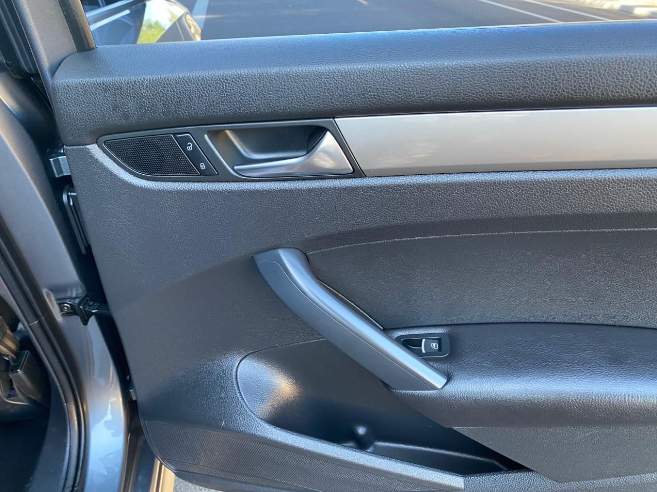 Volkswagen Passat 4dr Sdn 2.5L Auto S PZEV 2012