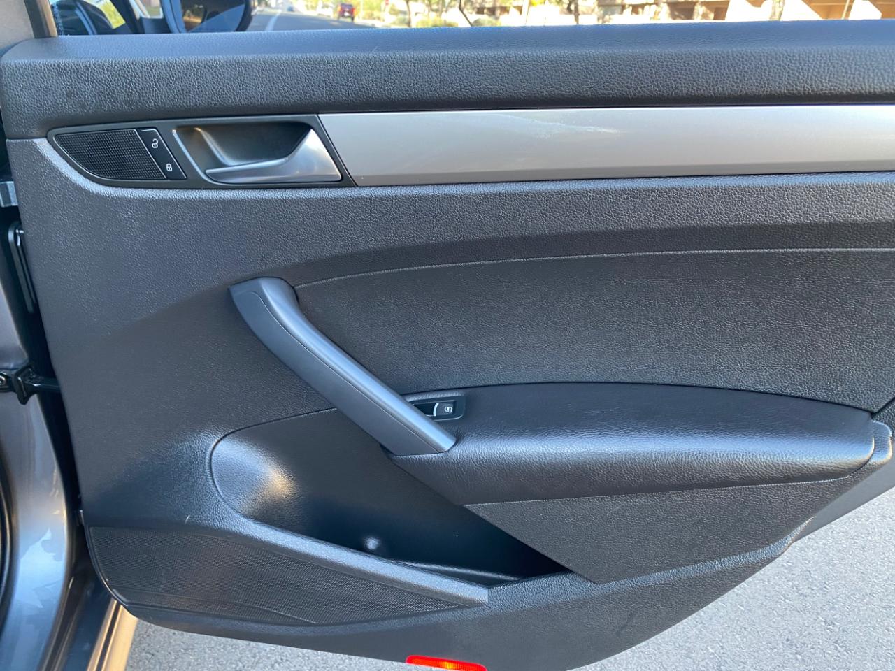 Volkswagen Passat 4dr Sdn 2.5L Auto S PZEV 2012