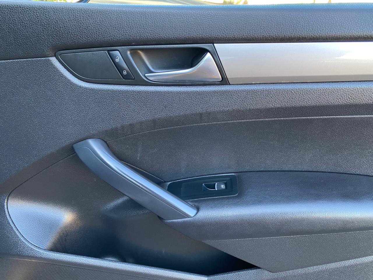 Volkswagen Passat 4dr Sdn 2.5L Auto S PZEV 2012