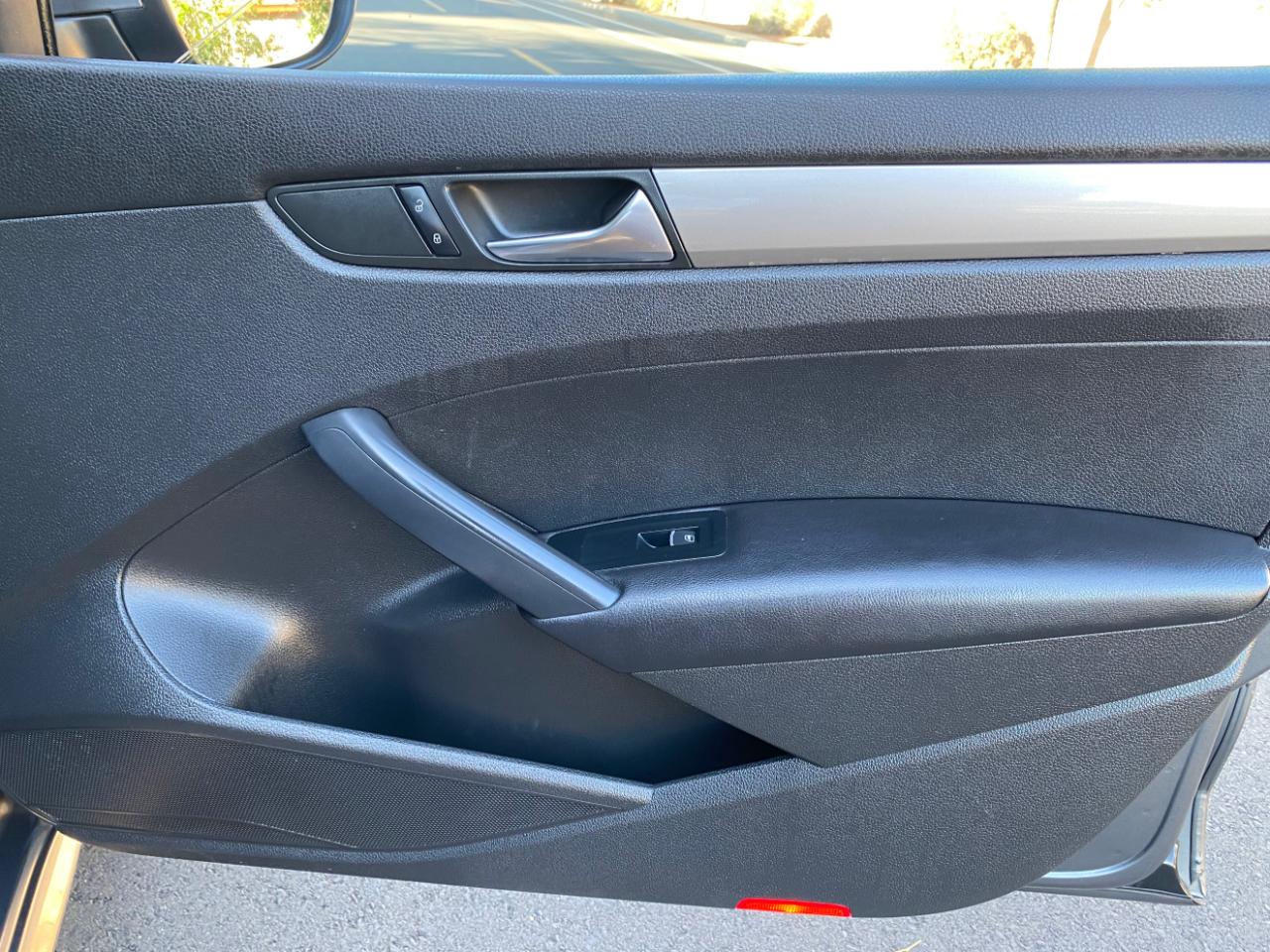 Volkswagen Passat 4dr Sdn 2.5L Auto S PZEV 2012