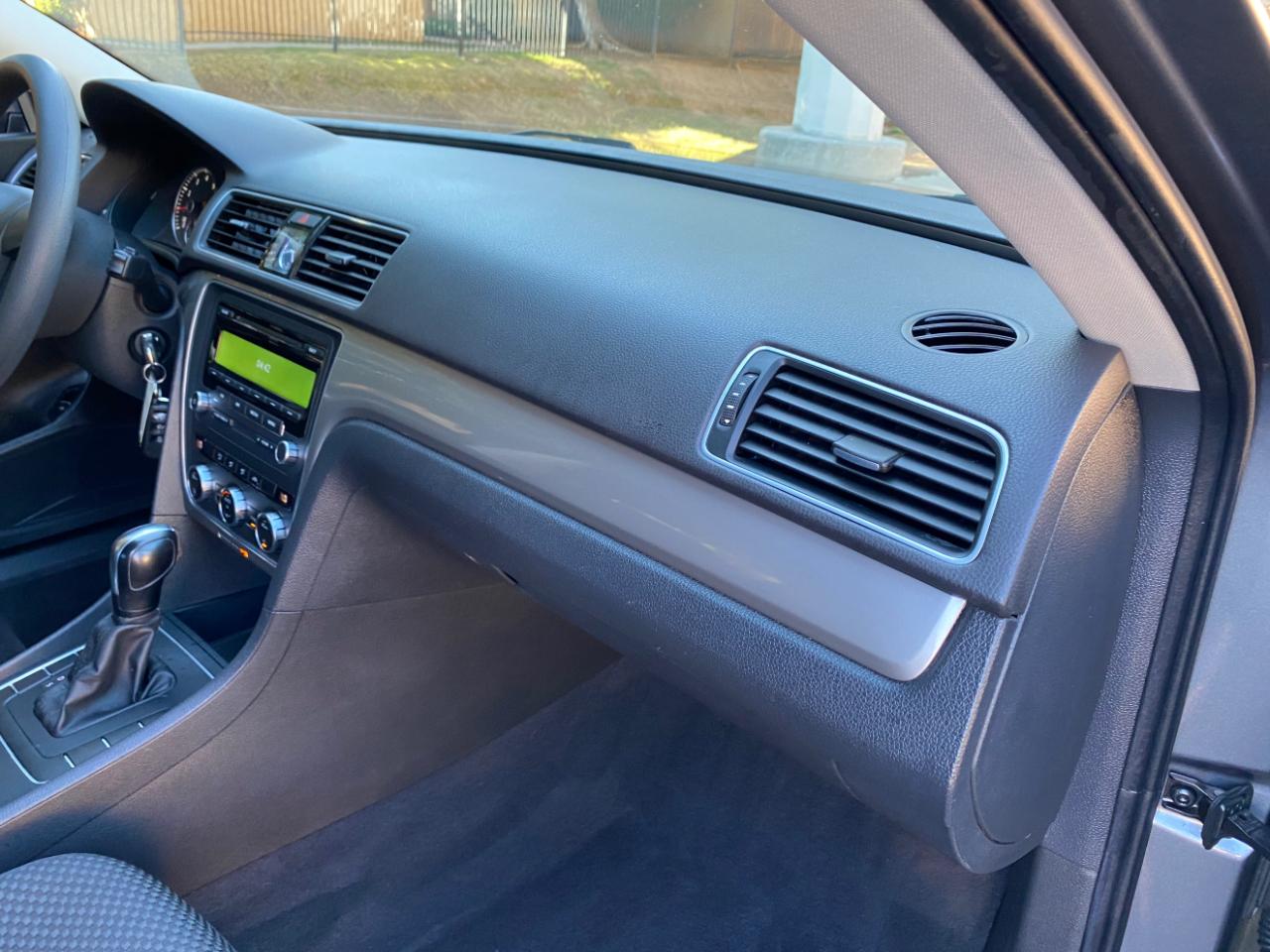 Volkswagen Passat 4dr Sdn 2.5L Auto S PZEV 2012