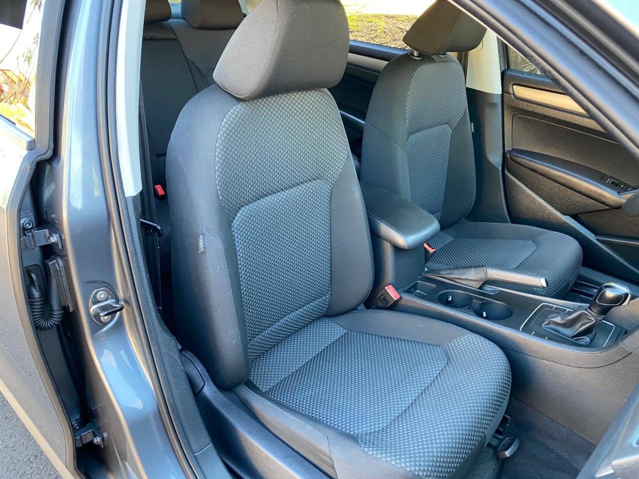 Volkswagen Passat 4dr Sdn 2.5L Auto S PZEV 2012