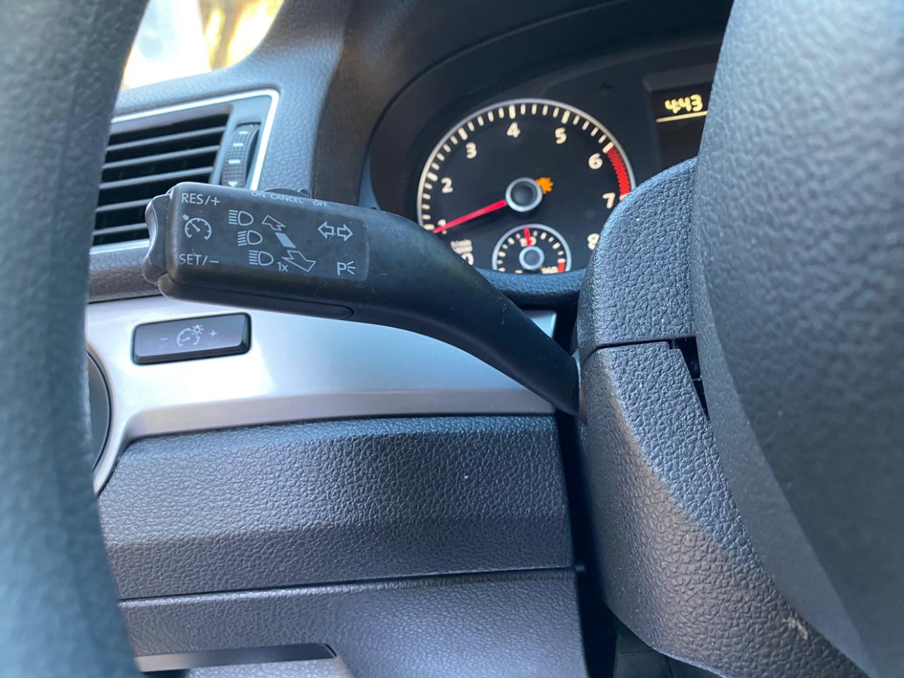 Volkswagen Passat 4dr Sdn 2.5L Auto S PZEV 2012