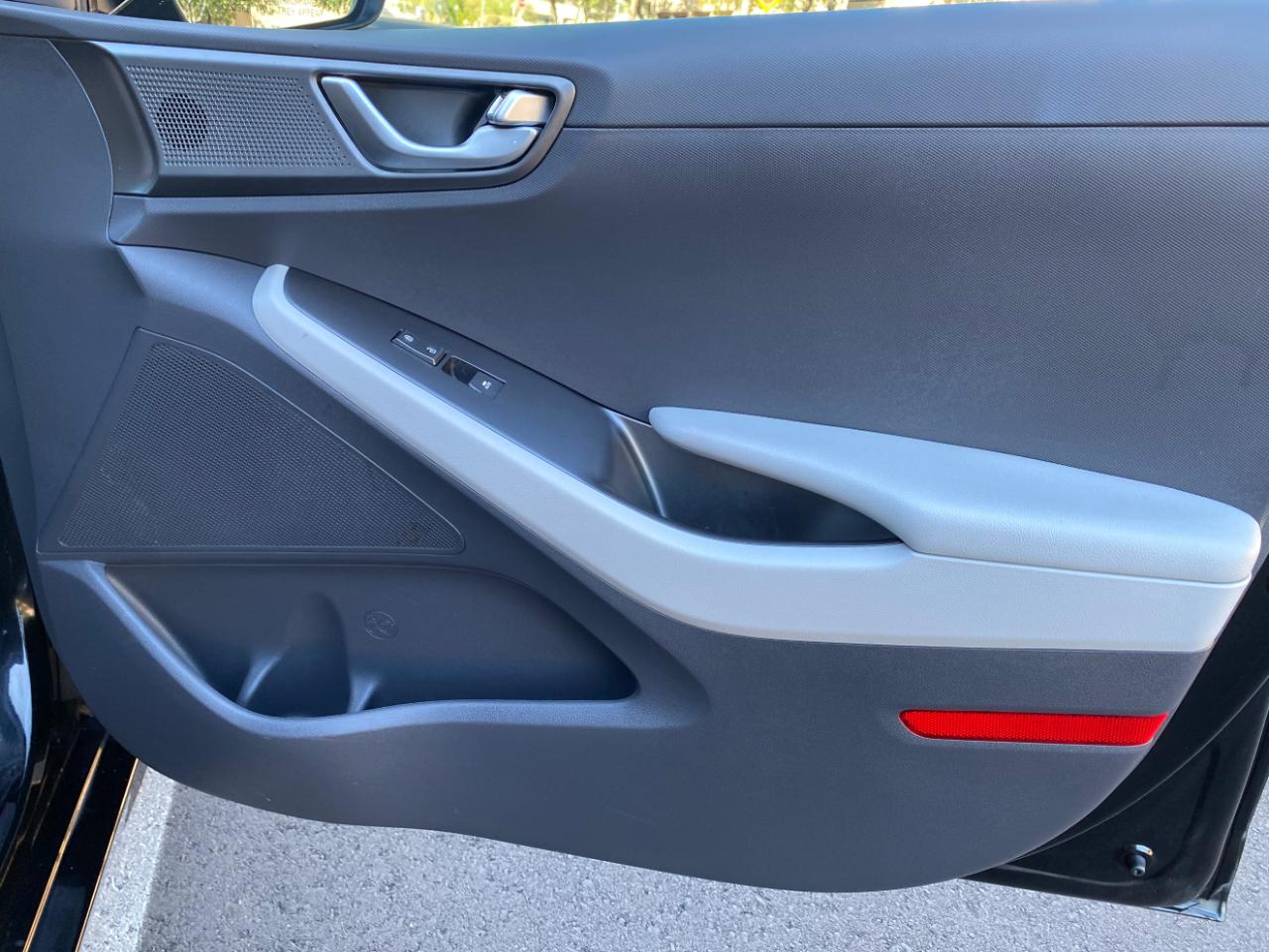 Hyundai Ioniq Plug-In Hybrid SEL Hatchback 2022