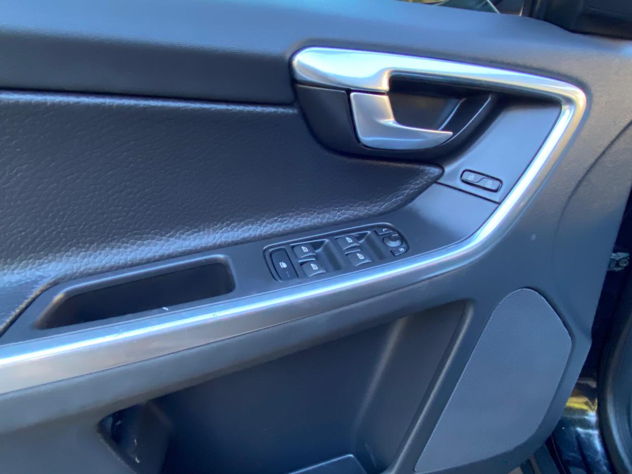 Volvo XC60 4dr 3.2L PZEV 2012