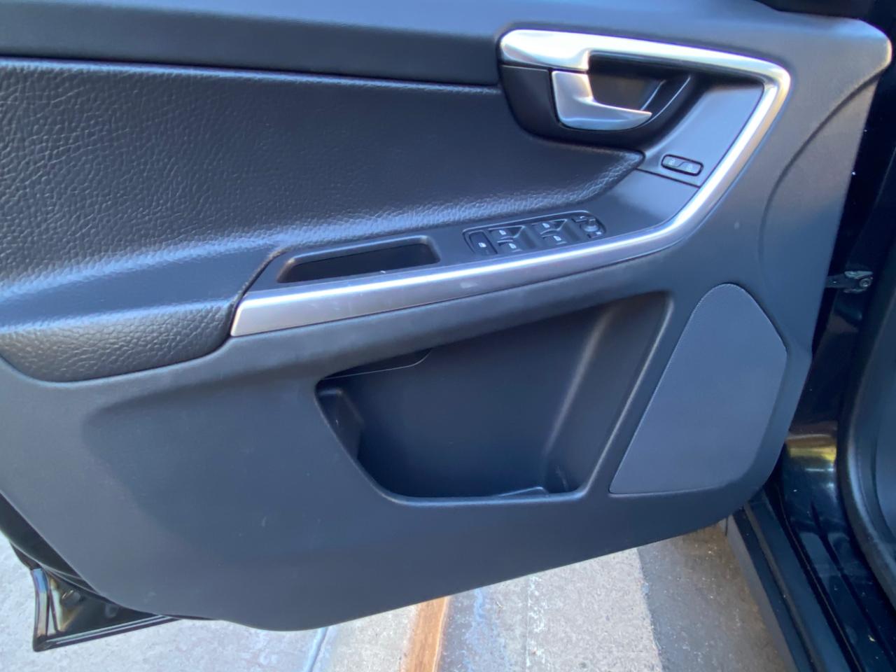 Volvo XC60 4dr 3.2L PZEV 2012