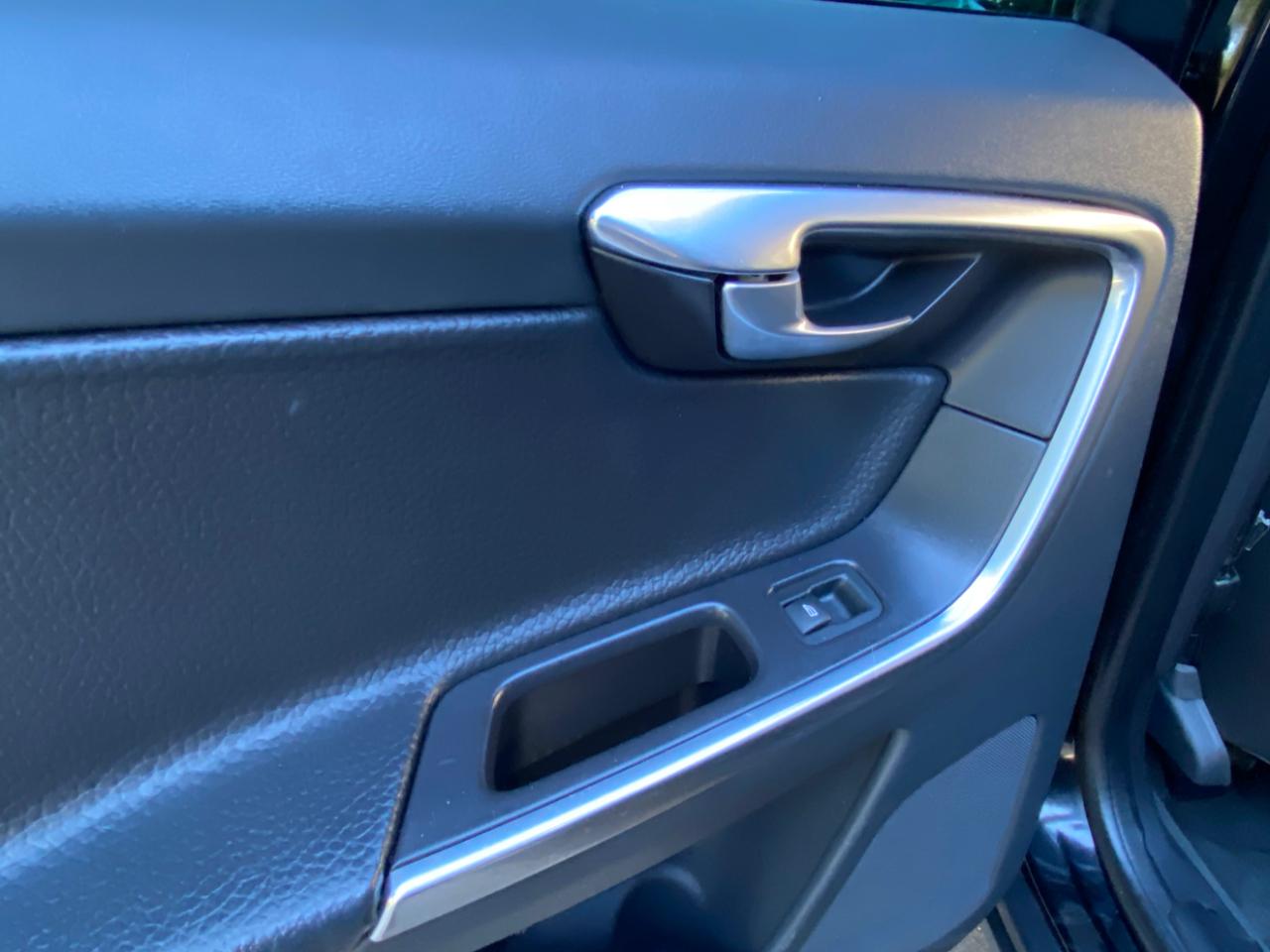 Volvo XC60 4dr 3.2L PZEV 2012