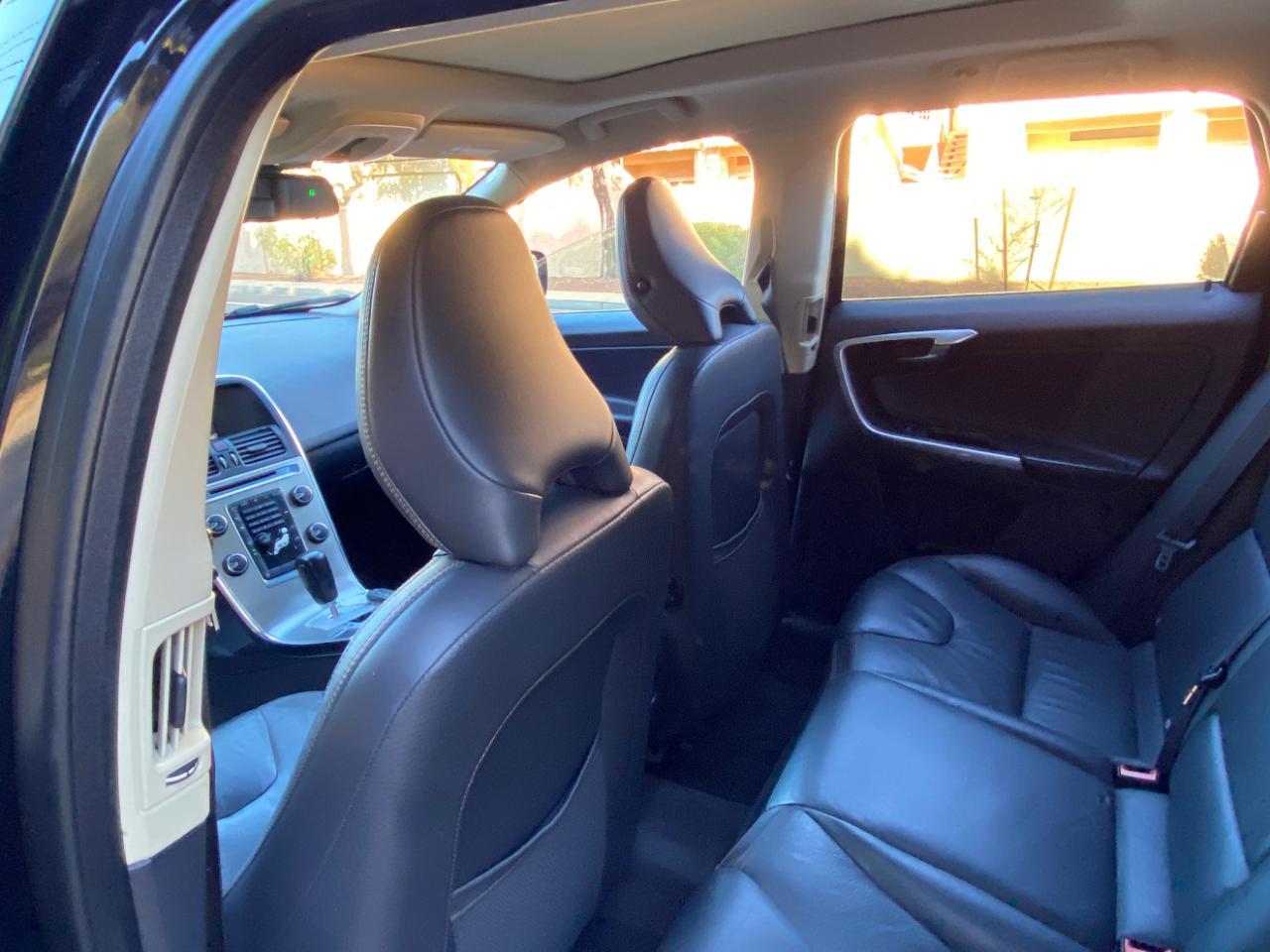 Volvo XC60 4dr 3.2L PZEV 2012