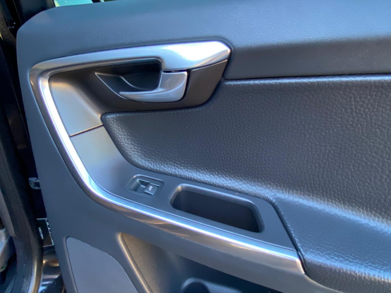 Volvo XC60 4dr 3.2L PZEV 2012