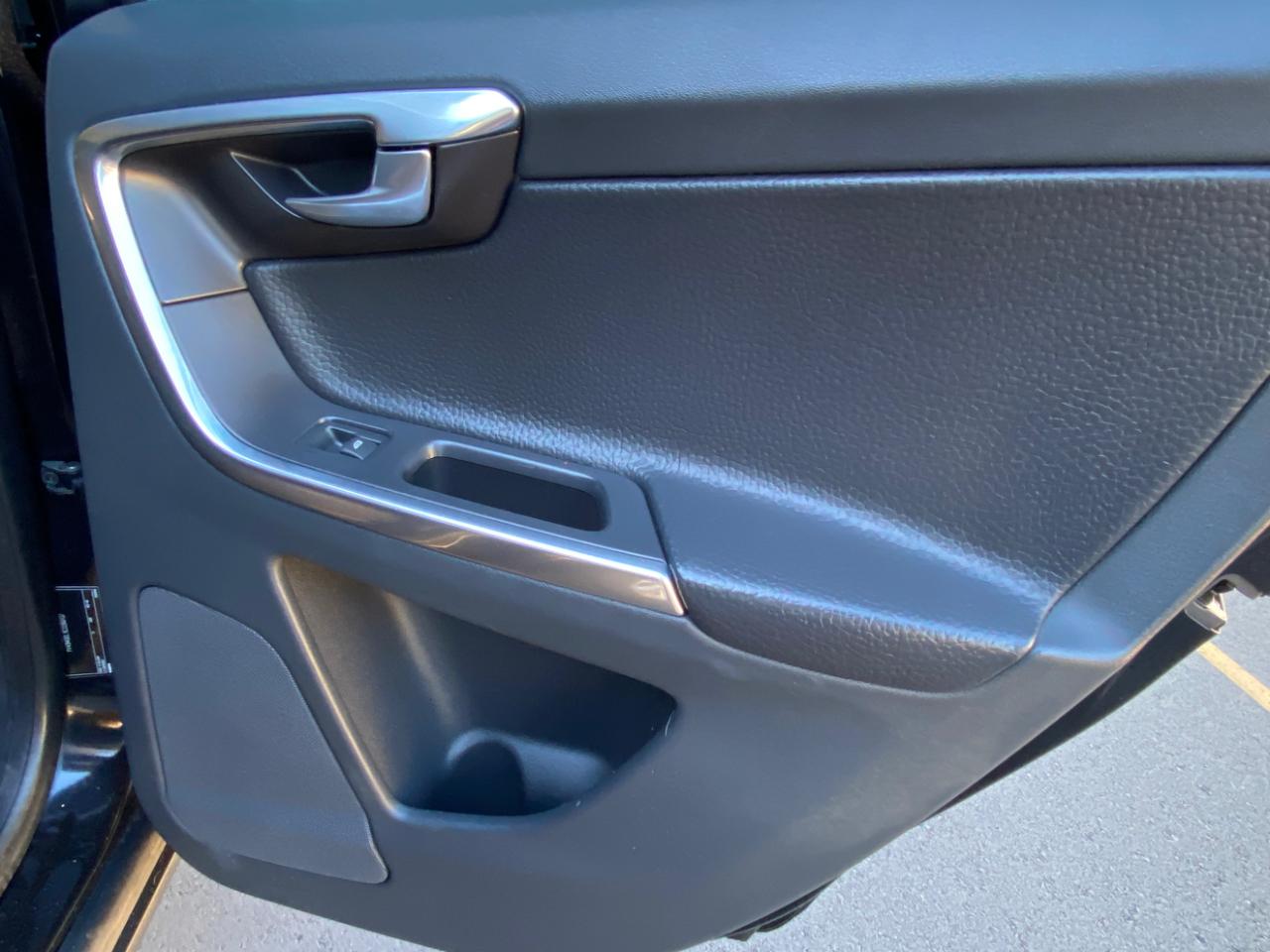 Volvo XC60 4dr 3.2L PZEV 2012