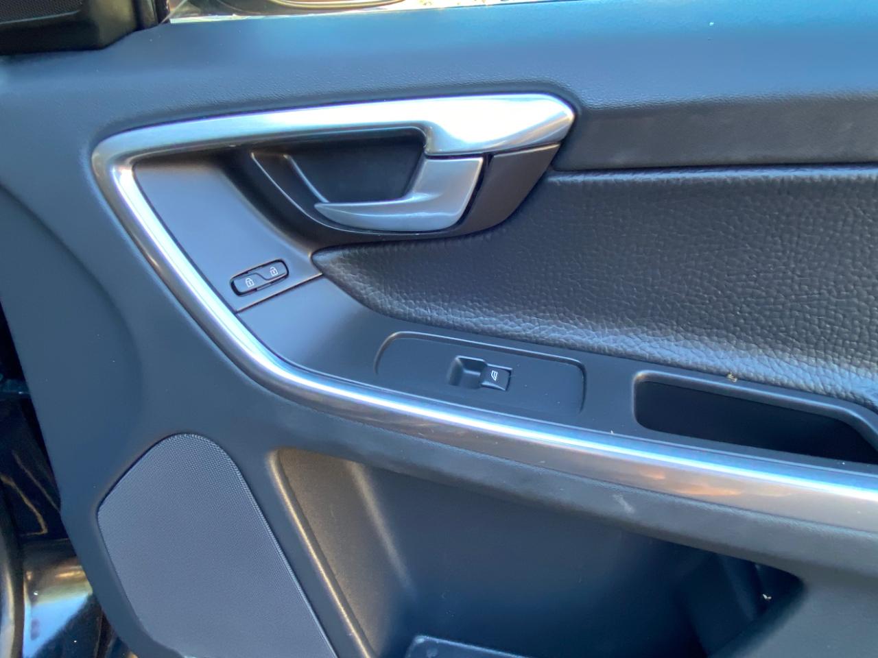 Volvo XC60 4dr 3.2L PZEV 2012