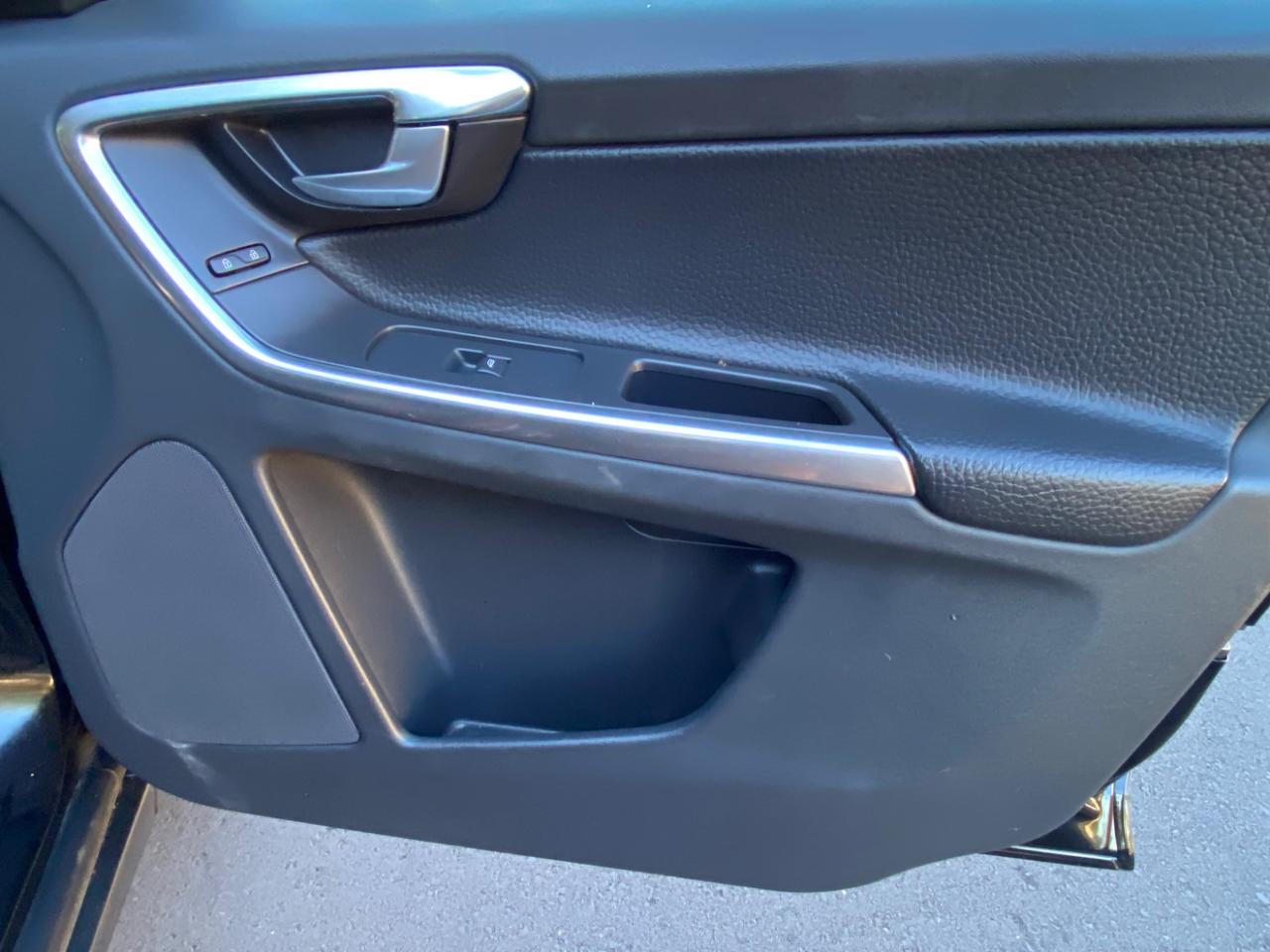 Volvo XC60 4dr 3.2L PZEV 2012