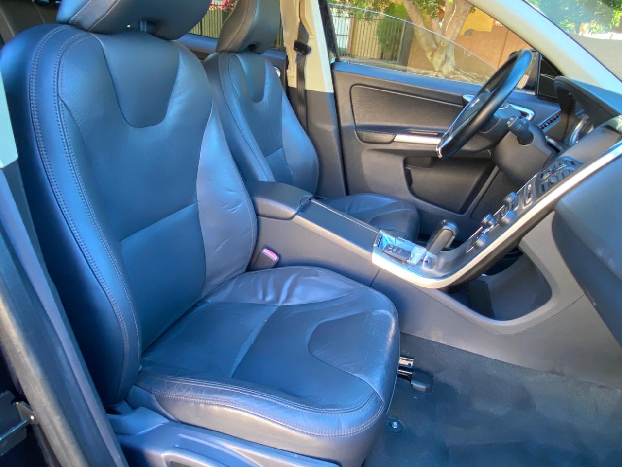 Volvo XC60 4dr 3.2L PZEV 2012