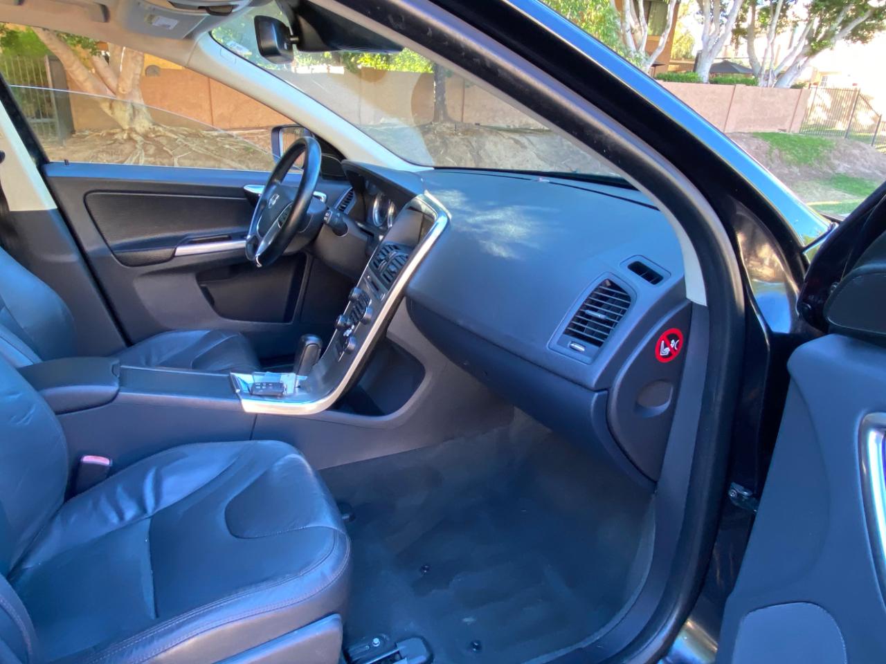 Volvo XC60 4dr 3.2L PZEV 2012