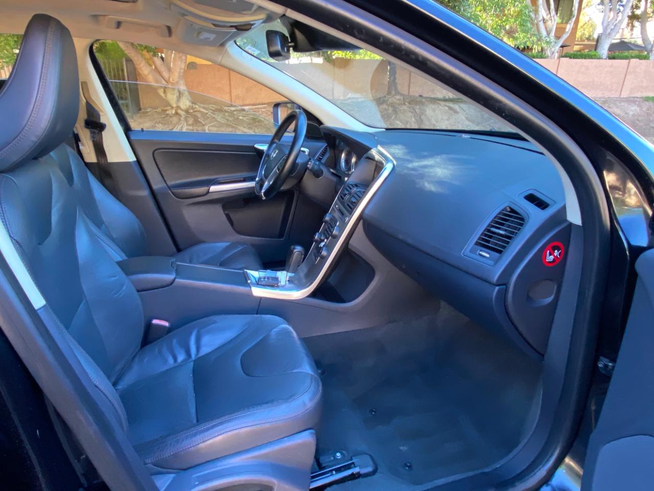 Volvo XC60 4dr 3.2L PZEV 2012