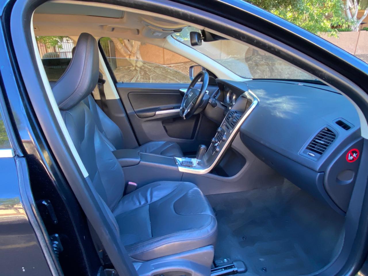 Volvo XC60 4dr 3.2L PZEV 2012