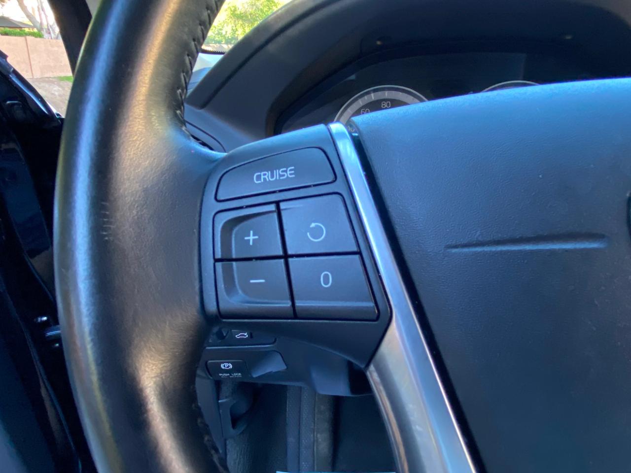 Volvo XC60 4dr 3.2L PZEV 2012