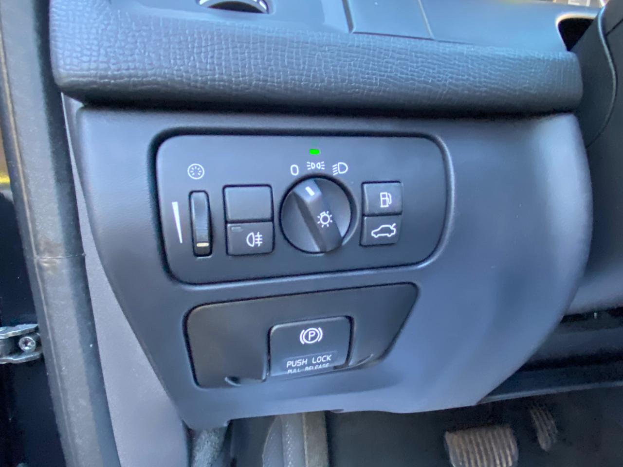 Volvo XC60 4dr 3.2L PZEV 2012