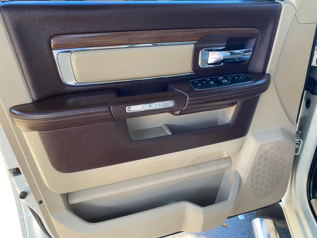 RAM 1500 2WD Quad Cab 140.5" Laramie 2016