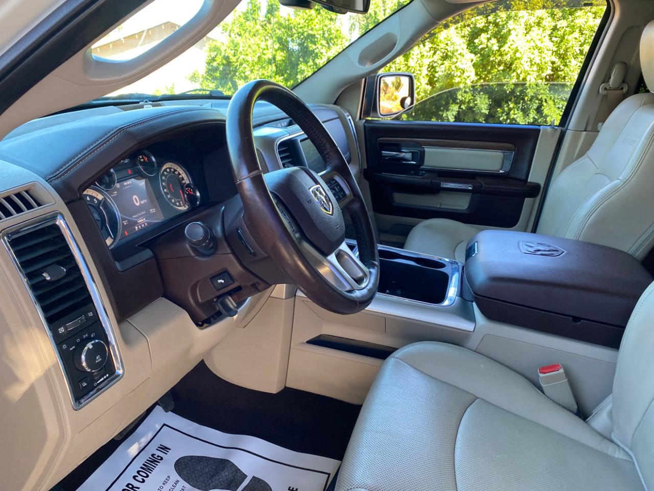 RAM 1500 2WD Quad Cab 140.5" Laramie 2016