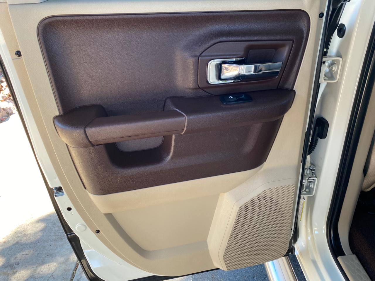 RAM 1500 2WD Quad Cab 140.5" Laramie 2016