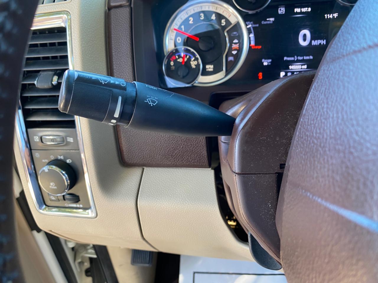 RAM 1500 2WD Quad Cab 140.5" Laramie 2016