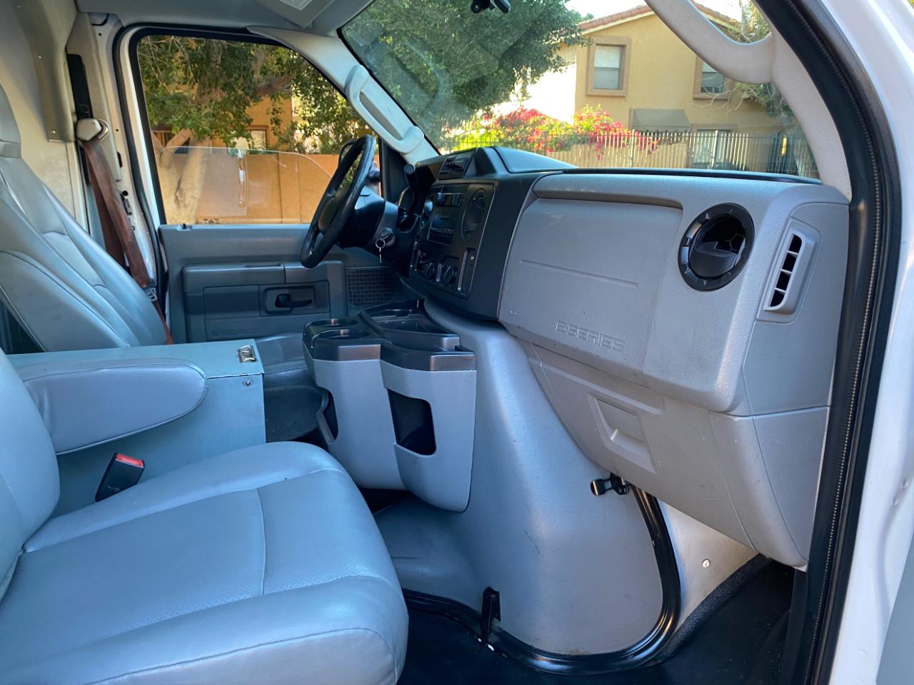 Ford Econoline Commercial Cutaway E-350 Super Duty 138" 4-Spd SRW 2016