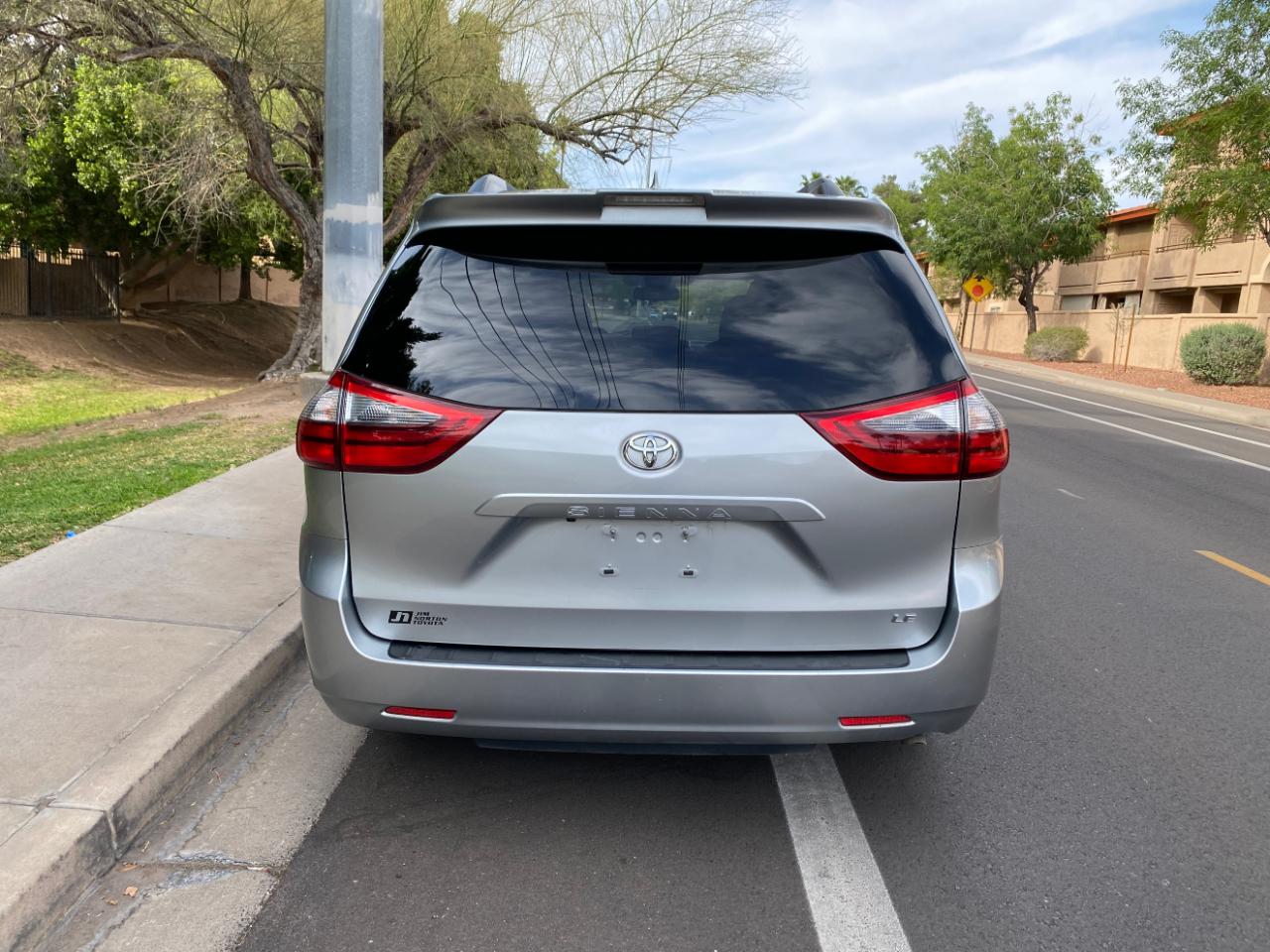 Toyota Sienna LE FWD 8-Passenger (Natl) 2020
