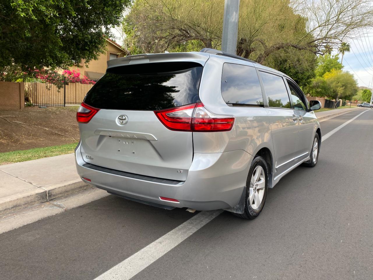 Toyota Sienna LE FWD 8-Passenger (Natl) 2020