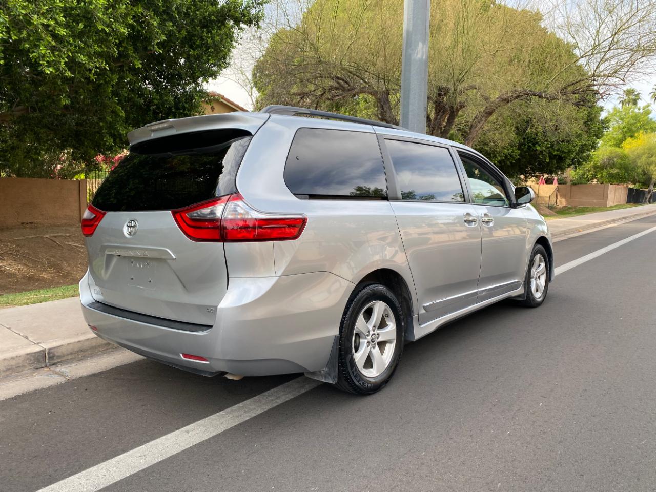 Toyota Sienna LE FWD 8-Passenger (Natl) 2020