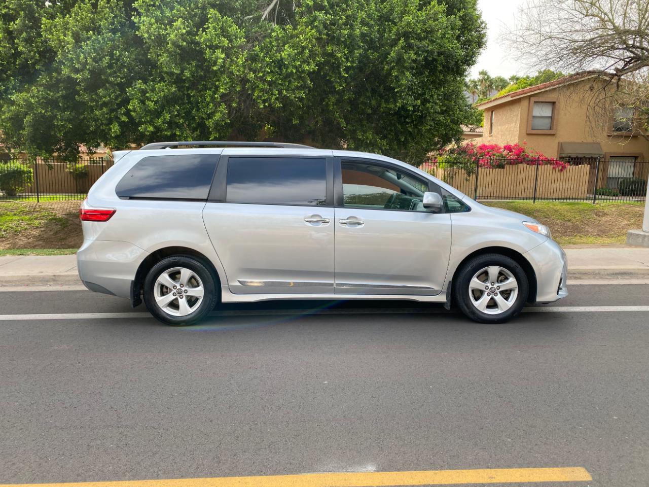 Toyota Sienna LE FWD 8-Passenger (Natl) 2020